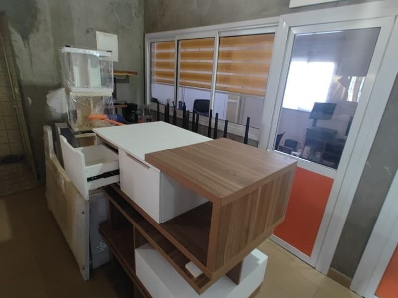 Atelier principal KMS à Douala — Fabrication de mobilier sur mesure